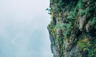 天门山玻璃桥和玻璃栈道哪个好玩 张家界天门山玻璃栈道